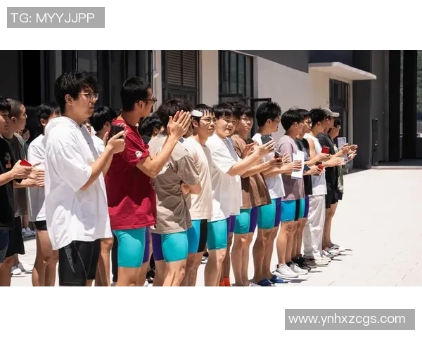 激烈对决泳池边选手奋力拼搏泳技比拼见证速度与力量的巅峰较量